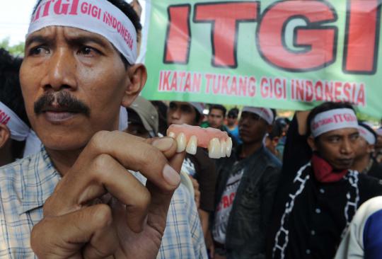 Para tukang gigi demo ke Komnas HAM