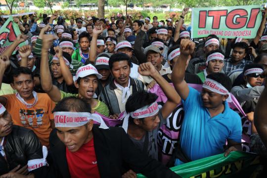 Para tukang gigi demo ke Komnas HAM