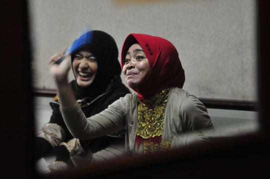 Senyum Wa Ode saat jalani sidang perdana