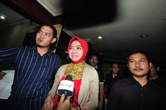 Senyum Wa Ode saat jalani sidang perdana