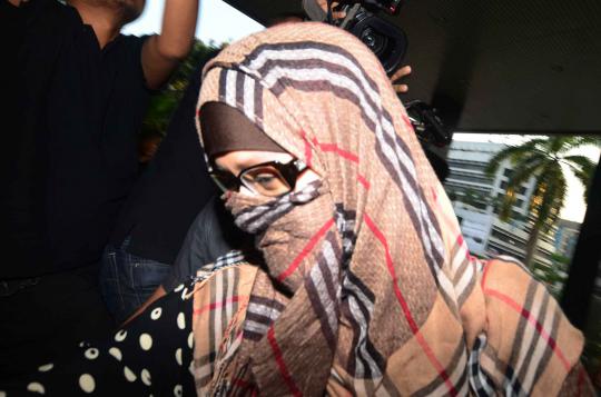 Neneng tutupi wajahnya saat tiba di KPK