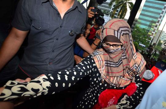 Neneng tutupi wajahnya saat tiba di KPK