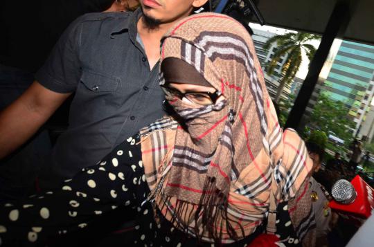Neneng tutupi wajahnya saat tiba di KPK