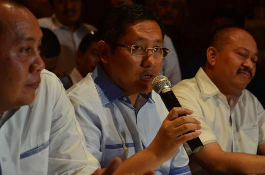 Anas Urbaningrum gelar konpers usai nonton bareng