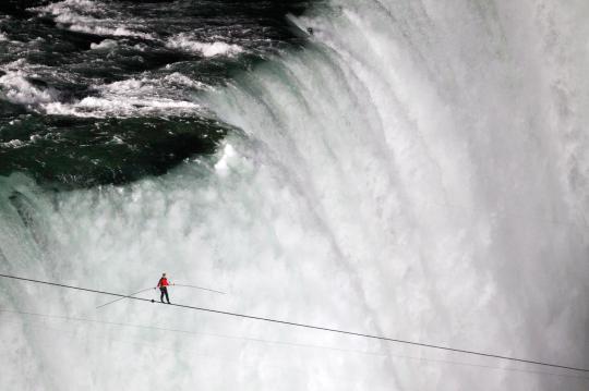 Orang ini sukses seberangi air terjun Niagara