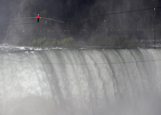 Orang ini sukses seberangi air terjun Niagara