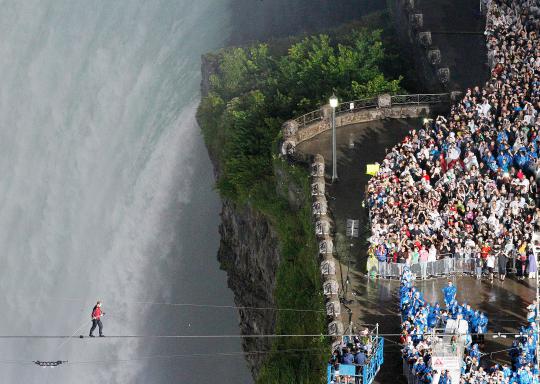 Orang ini sukses seberangi air terjun Niagara