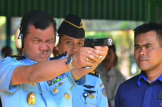 Aksi prajurit cantik joget poco-poco di HUT WARA ke-49
