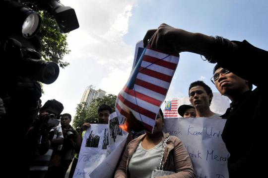 Demo tari Tor-tor, mahasiswa bakar bendera Malaysia