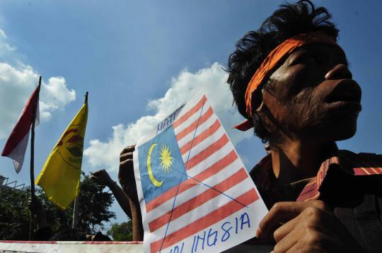 Demo tari Tor-tor, mahasiswa bakar bendera Malaysia