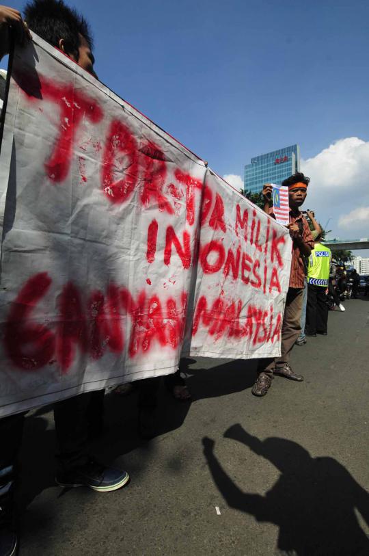 Demo tari Tor-tor, mahasiswa bakar bendera Malaysia