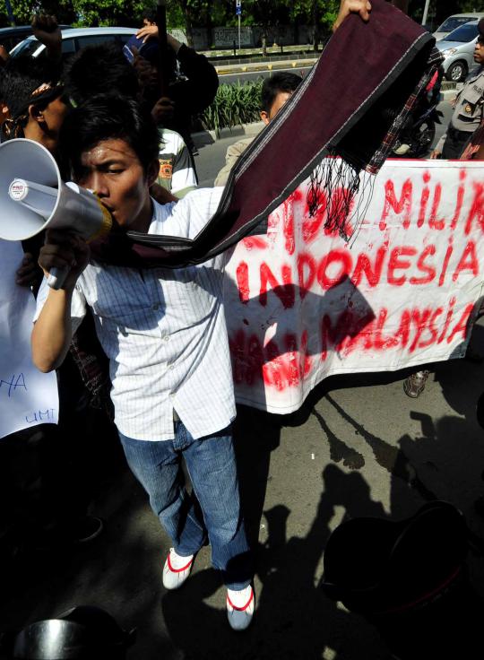 Demo tari Tor-tor, mahasiswa bakar bendera Malaysia