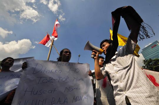 Demo tari Tor-tor, mahasiswa bakar bendera Malaysia