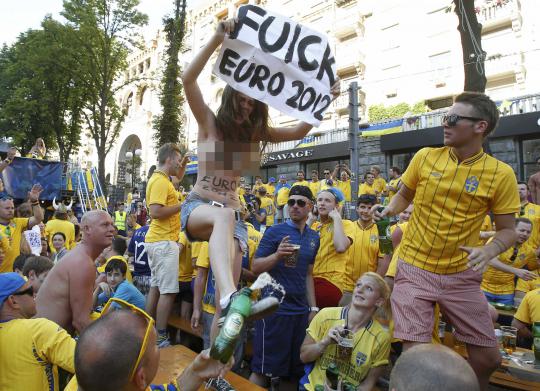 Demo telanjang Femen di antara suporter Swedia