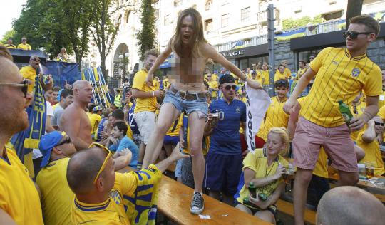 Demo telanjang Femen di antara suporter Swedia