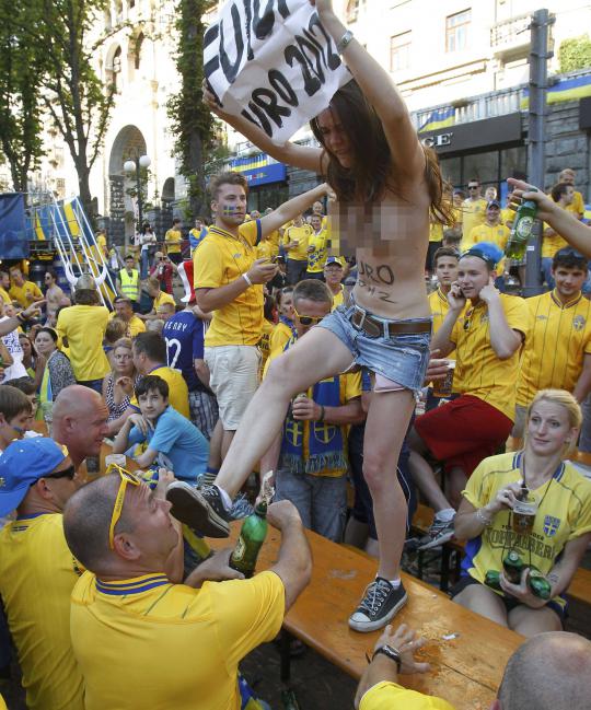 Demo telanjang Femen di antara suporter Swedia