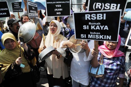 Guru dan orang tua murid gelar demo di Bundaran HI