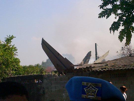 Pesawat Fokker TNI jatuh timpa sembilan rumah