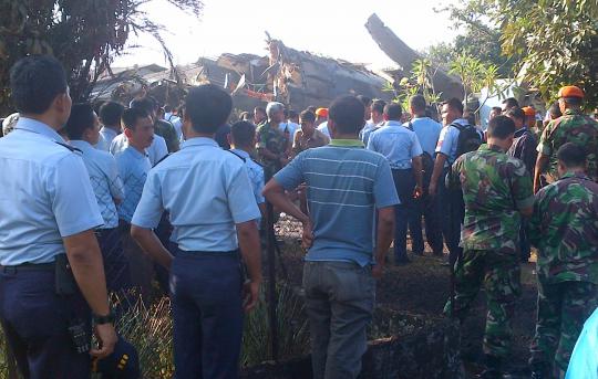 Pesawat Fokker TNI jatuh timpa sembilan rumah