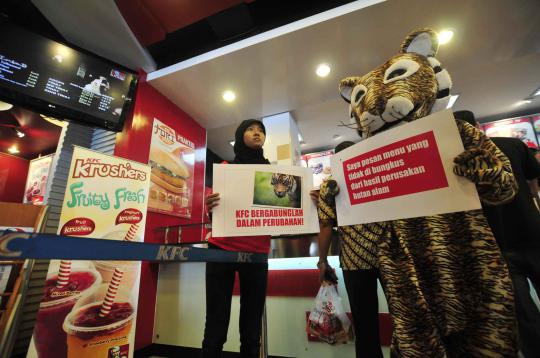 Aksi macan berunjuk rasa di restoran KFC