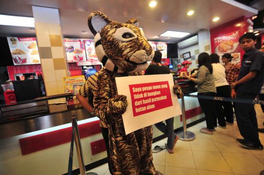 Aksi macan berunjuk rasa di restoran KFC