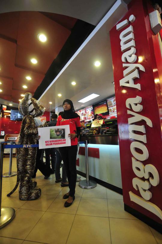 Aksi macan berunjuk rasa di restoran KFC