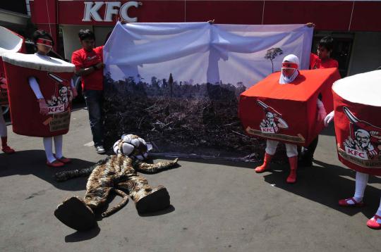 Aksi macan berunjuk rasa di restoran KFC
