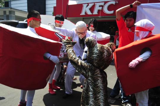 Aksi macan berunjuk rasa di restoran KFC
