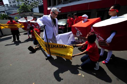 Aksi macan berunjuk rasa di restoran KFC