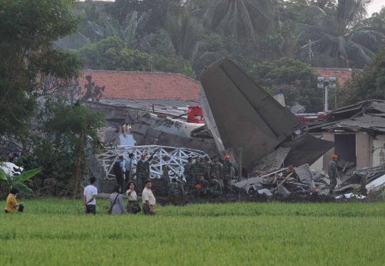 Badan Fokker yang menumbuk rumah