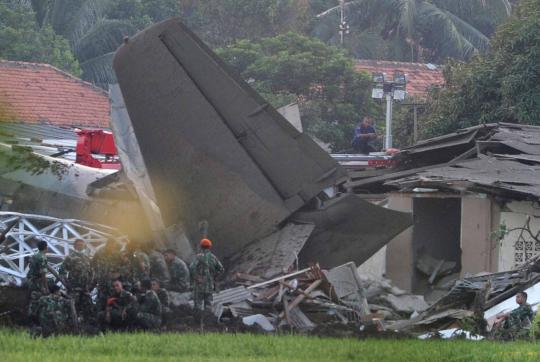 Badan Fokker yang menumbuk rumah