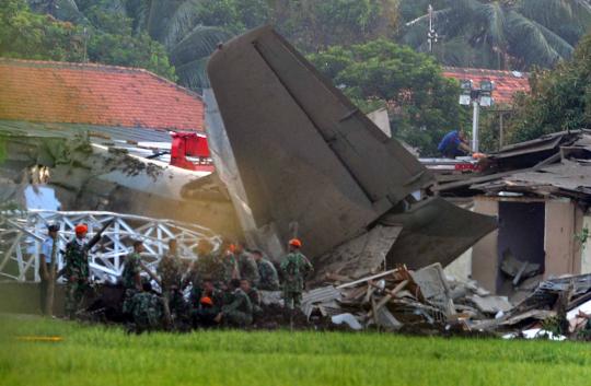Badan Fokker yang menumbuk rumah