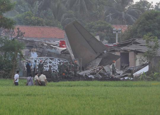 Badan Fokker yang menumbuk rumah