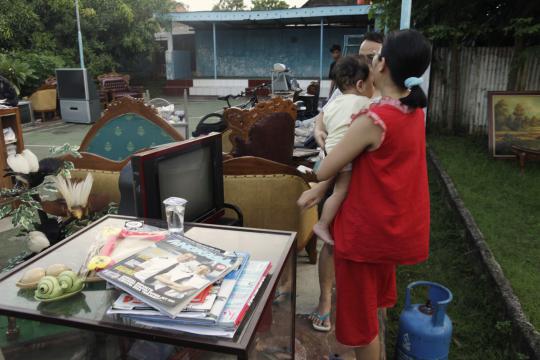 Rumah hancur, warga selamatkan benda berharga