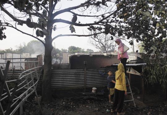 Rumah hancur, warga selamatkan benda berharga