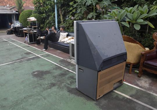 Rumah hancur, warga selamatkan benda berharga