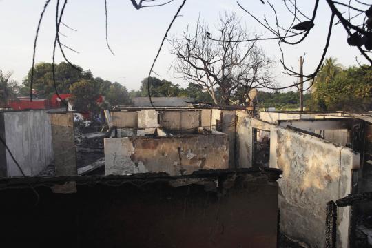 Rumah hancur, warga selamatkan benda berharga