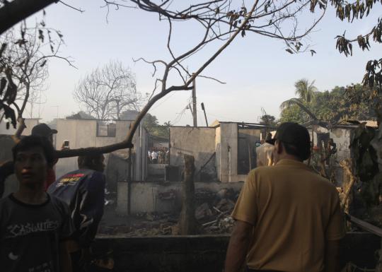 Rumah hancur, warga selamatkan benda berharga