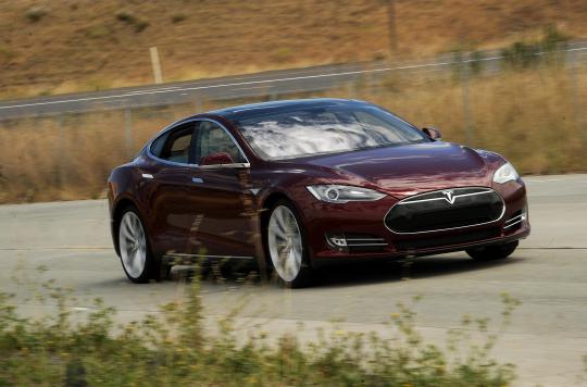 Tesla Model S, sedan sport tenaga listrik resmi dipasarkan.