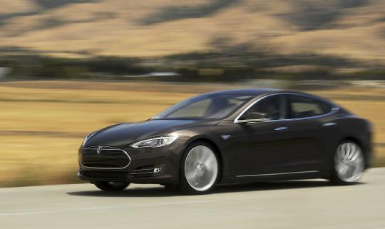 Tesla Model S, sedan sport tenaga listrik resmi dipasarkan.