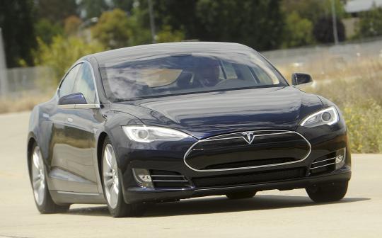 Tesla Model S, sedan sport tenaga listrik resmi dipasarkan.