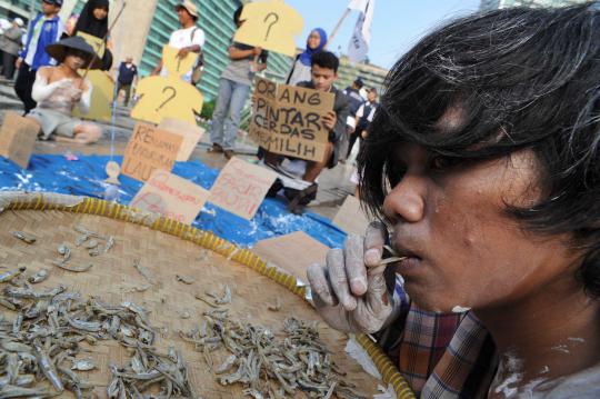 Aktivis Walhi makan Ikan Teri di Bundaran HI