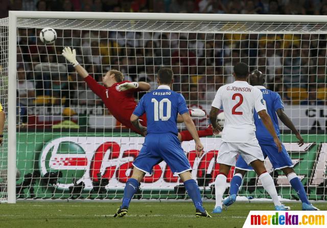 Foto Skor kacamata Inggris  Italia berlanjut adu penalti 