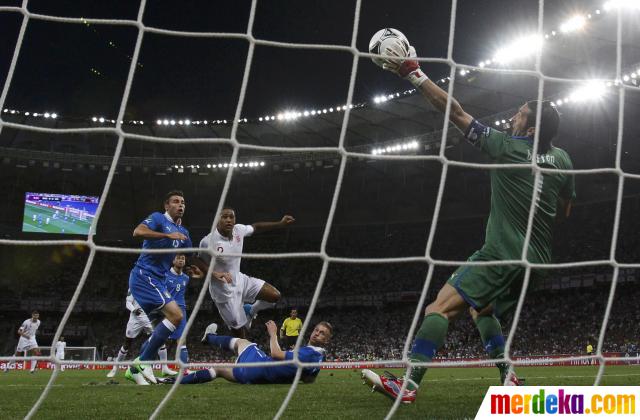 Foto Skor kacamata Inggris  Italia berlanjut adu penalti 