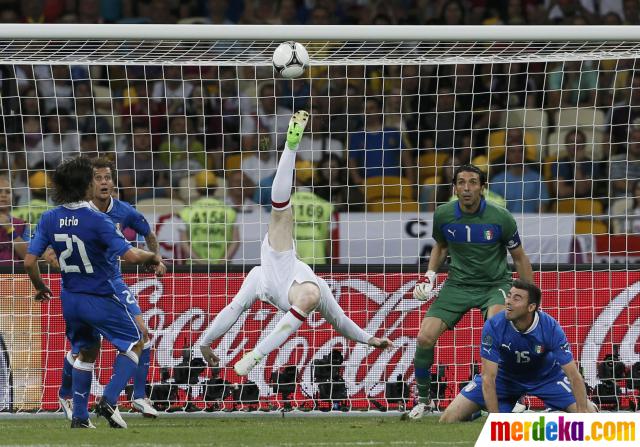 Foto Skor kacamata Inggris  Italia berlanjut adu penalti 