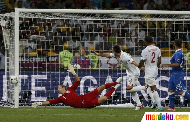 Foto Skor kacamata Inggris  Italia berlanjut adu penalti 