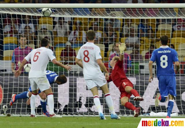 Foto Skor kacamata Inggris  Italia berlanjut adu penalti 