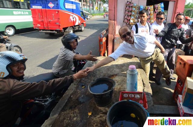 Foto Faisal Basri keliling kampung naik mobil odong 