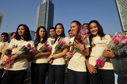 Abang-None Jakarta bagikan bunga mawar gratis di jalan