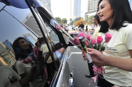 Abang-None Jakarta bagikan bunga mawar gratis di jalan